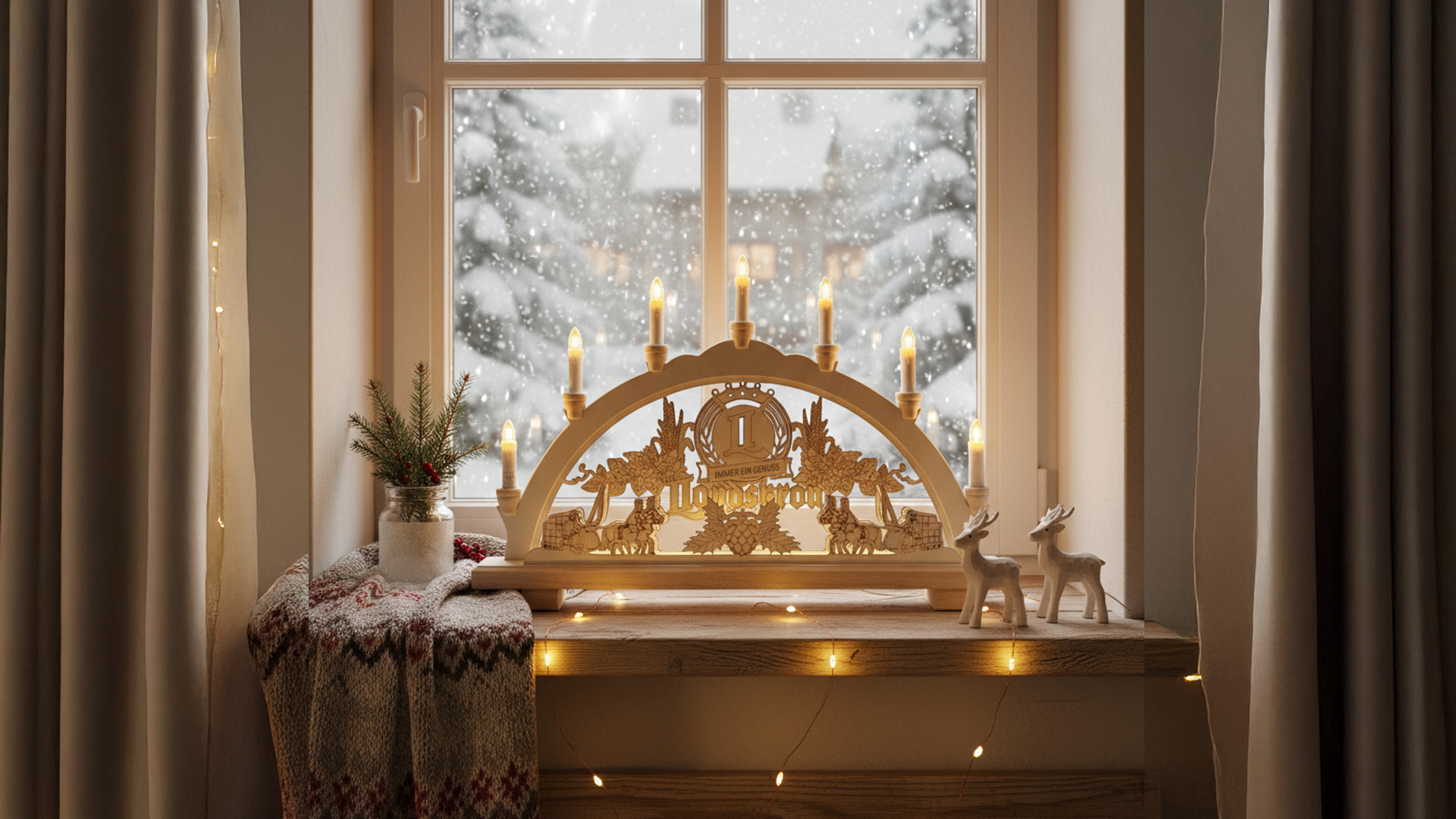 Schwibbogen auf einem Fensterbrett, es schneit vor dem Fenster